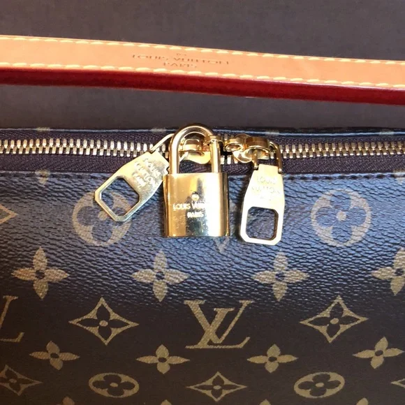 Louis Vuitton Berri PM Monogram Canvas - Picture 4 of 17
